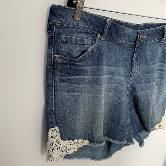 SIZE 34 REVOLUTION BY RICKI’S ASHLEY JEAN SHORT WITH LACE SIDES - Picture 3 of 5